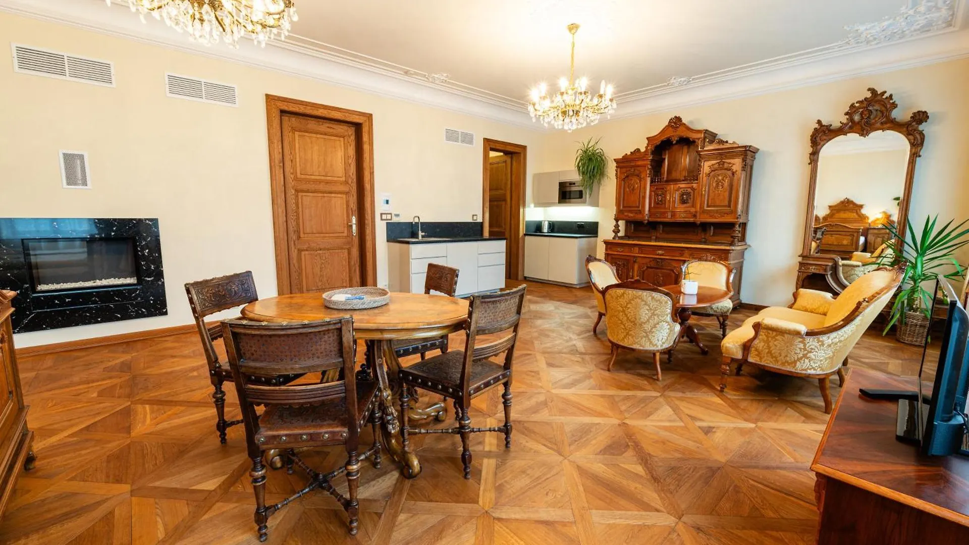 Zlaty Pelikan Apartments location